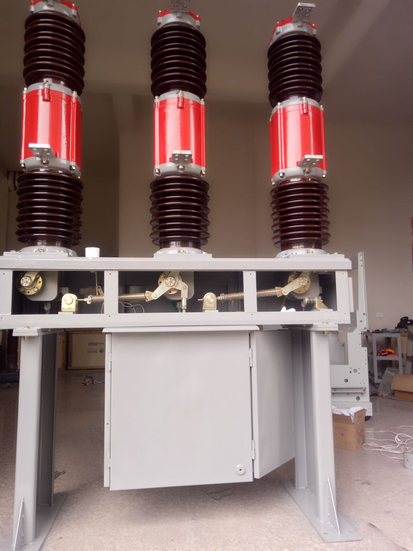 LW16-40.5型六氟化硫断路器